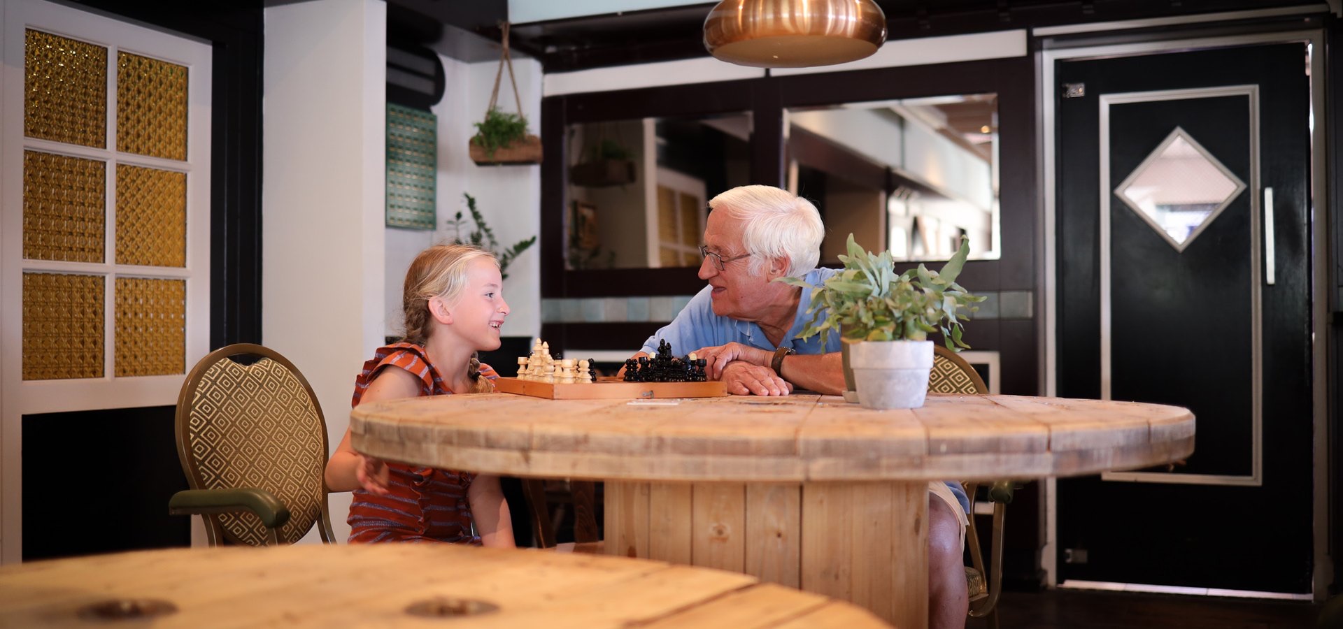 Jong en oud schaken samen in het sportcafé van Vitaliteitscentrum Brabant